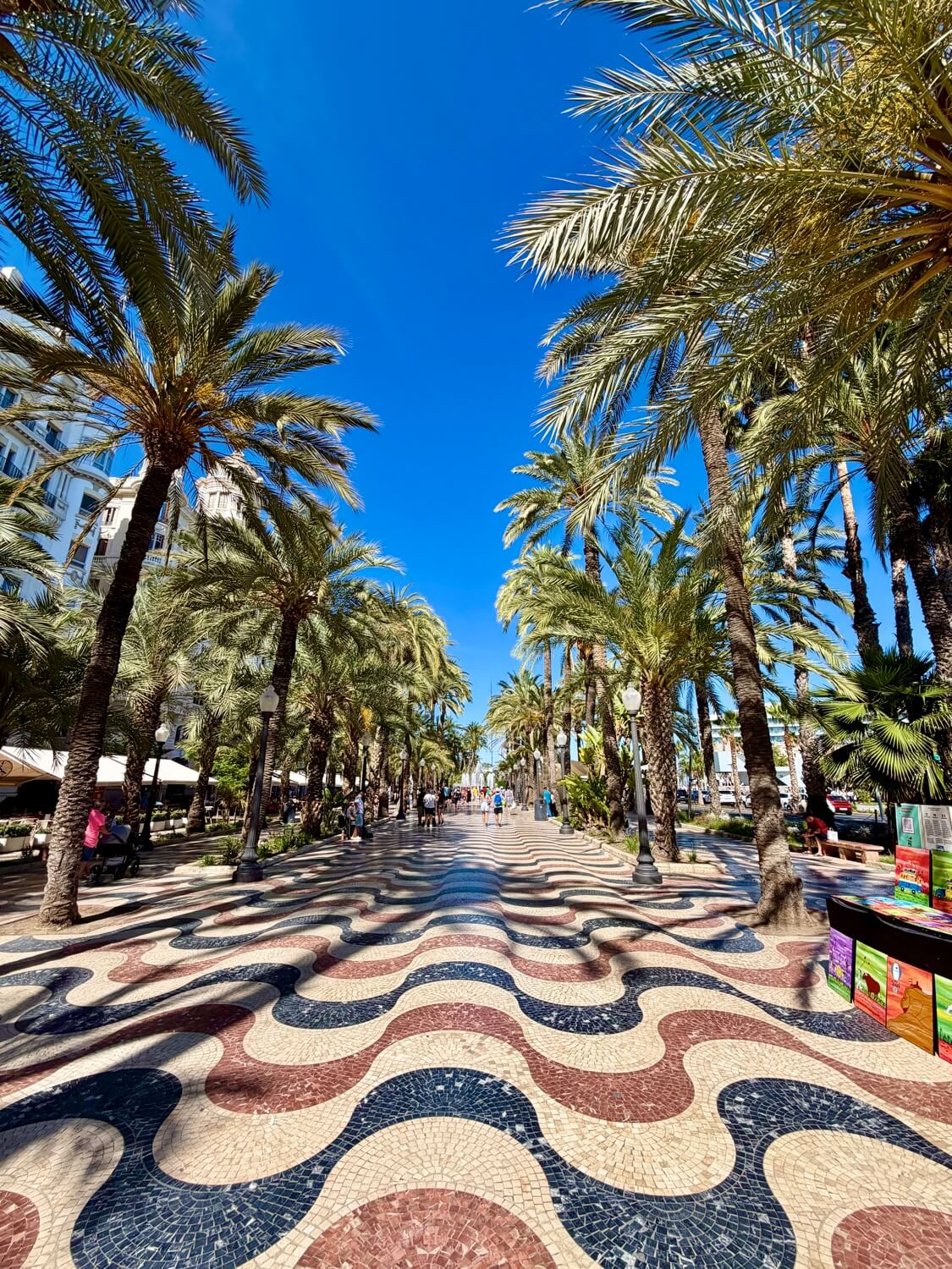 Promenáda Explanada de España v Alicante.