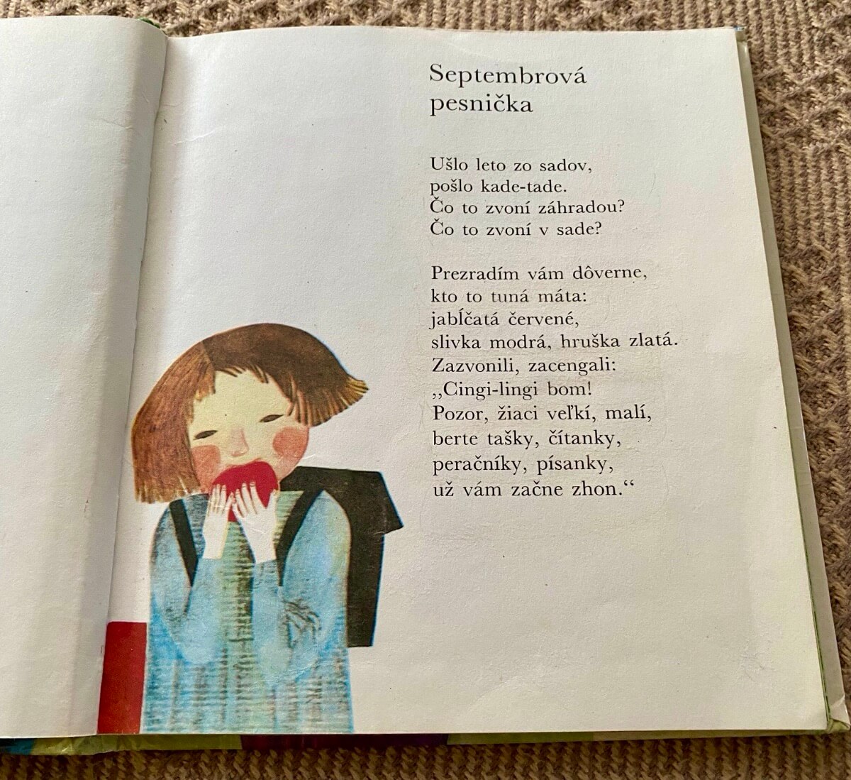 Septembrová pesnička od Kristy Bendovej zachytáva koniec leta, príchod septembra a návrat detí do školských lavíc.