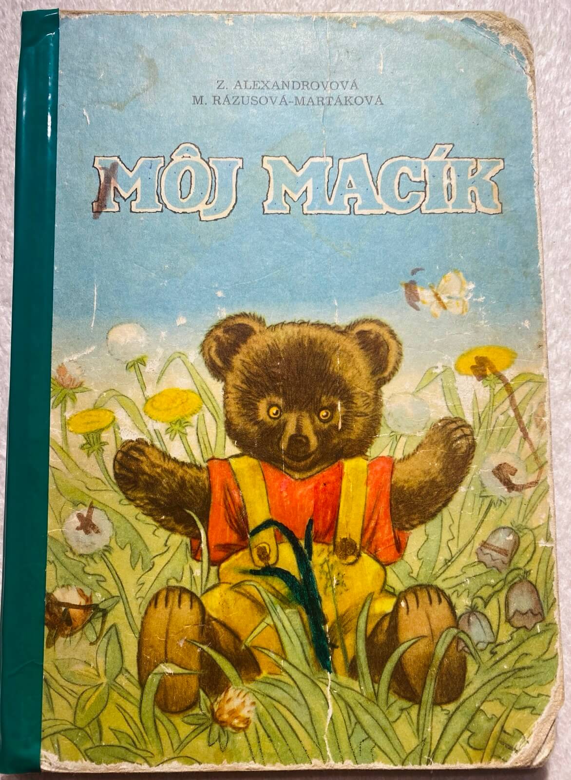 Detská kniha Môj macík od Z. Alexandrovovej a M. Rázusovej-Martákovej patrí medzi obľúbené klasické čítanie pre najmenších.
