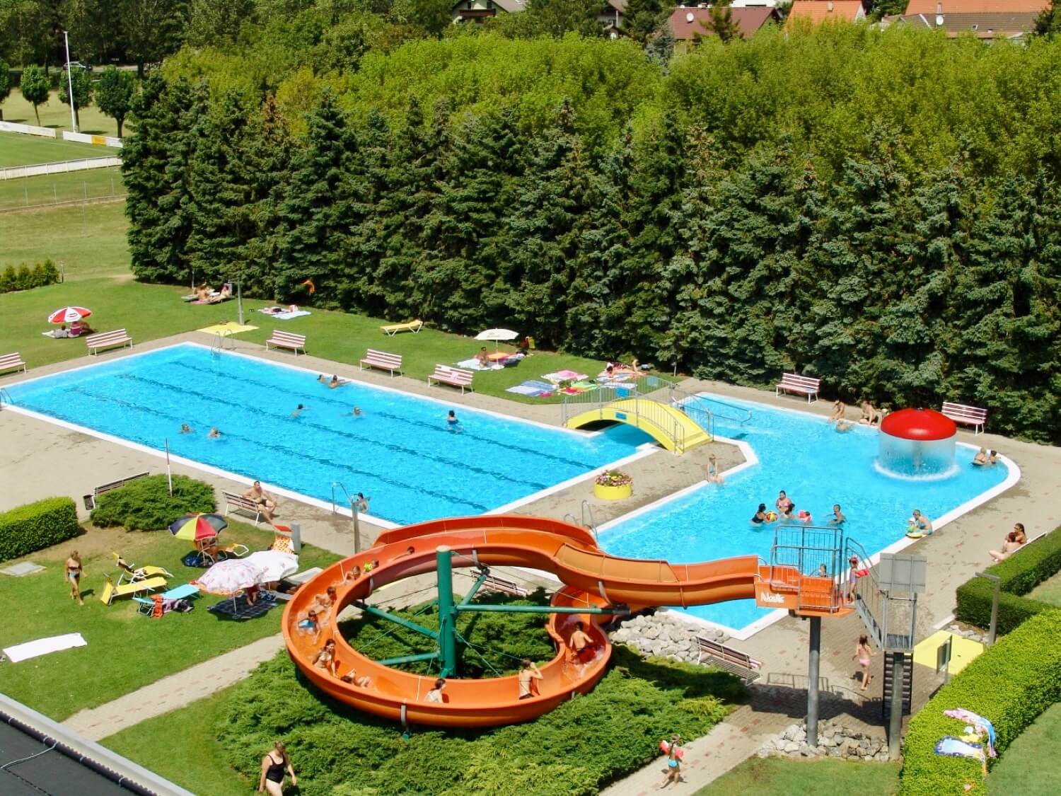 Kúpalisko Erlebnisbad Prellenkirchen ponúka plavecký bazén, oddychovú časť, detský bazén a výrazný oranžový tobogan v pokojnom zelenom areáli neďaleko Bratislavy.