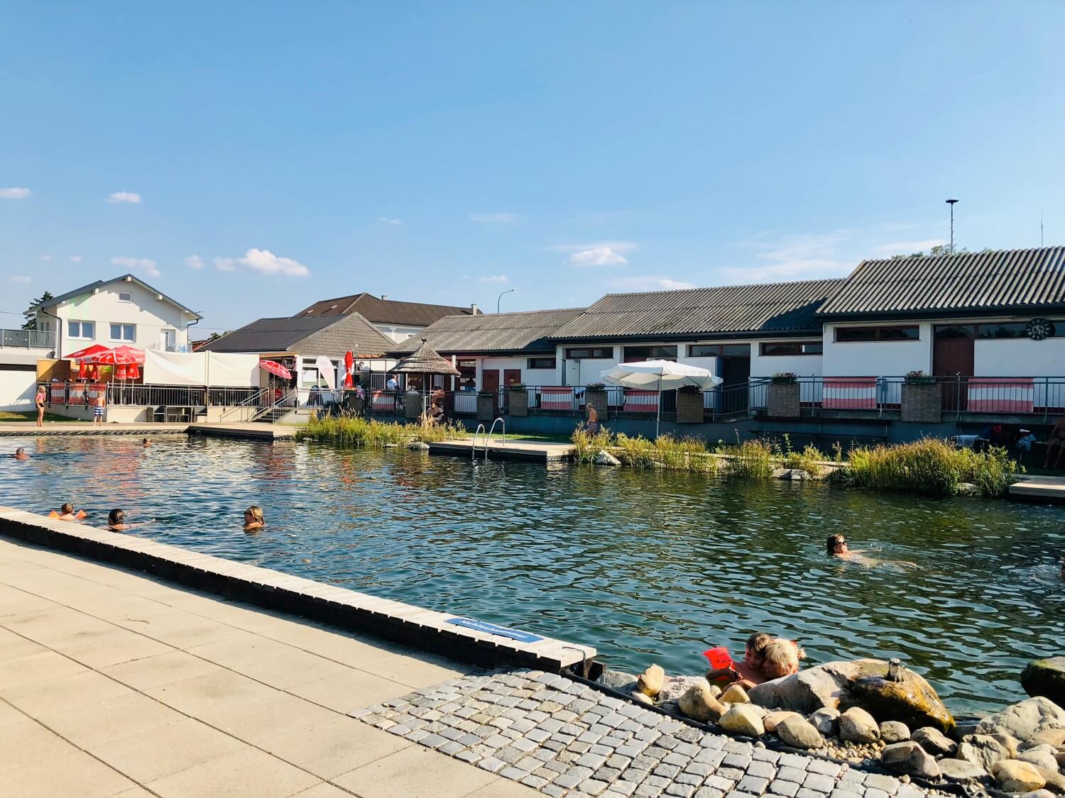 Bründlbad / Riunjak je prírodné kúpalisko s vodnou plochou, trávnatým areálom, terasou s občerstvením a príjemnou atmosférou na letný oddych neďaleko Bratislavy.