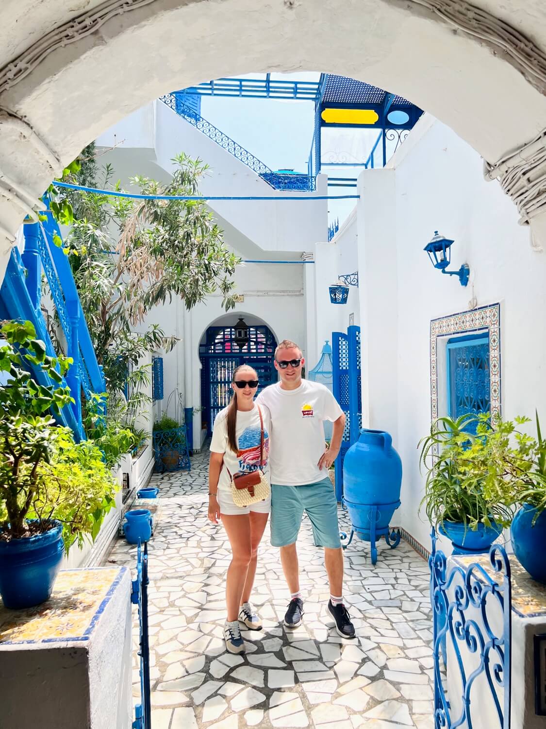 Typické biele domy, modré dvere a kvetinami zdobené uličky vytvárajú nezameniteľnú atmosféru mestečka Sidi Bou Said.