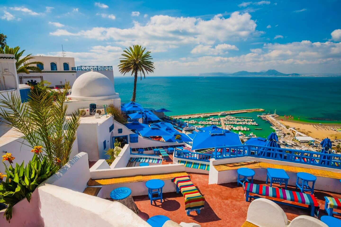 Zo Sidi Bou Said sa otvára nádherný výhľad na prístav, Tuniský záliv a modré vody Stredozemného mora.